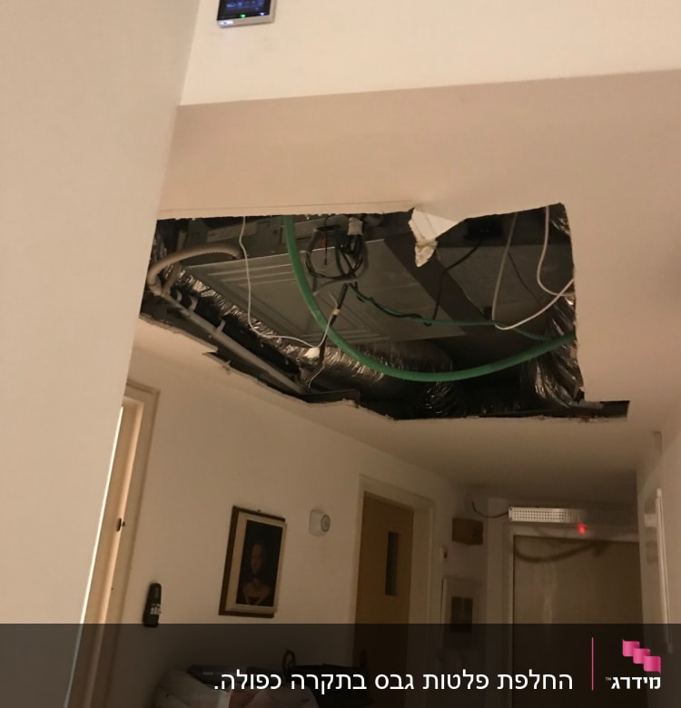 תקרה פתוחה עם צינורות ירוקים וחוטי חשמל